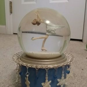 Musical snow globe
